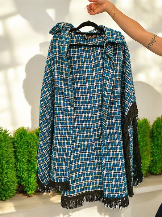 Poncho com capuz e estampado xadrez