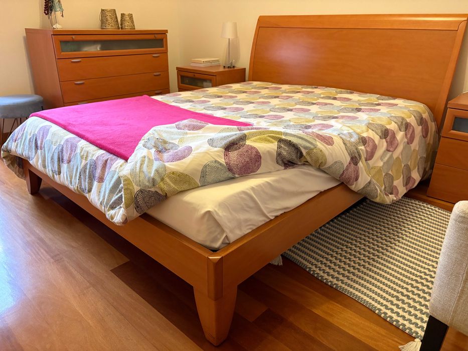 Conjunto Quarto Casal Completo – Cama, Colchão, Mesinhas e Camiseiro