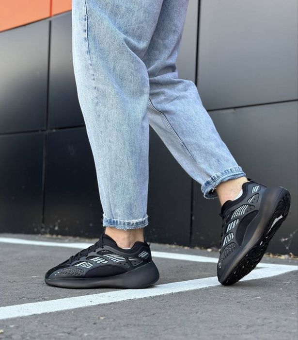 Кросівки чоловічі Stilli Yeezy 700v3 чорні 44,45р/ Кроссовки мужские черные