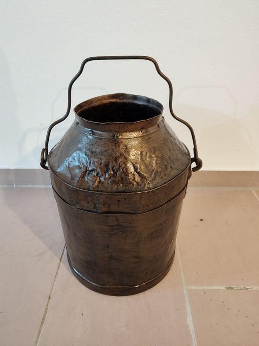 Balde de resina antigo