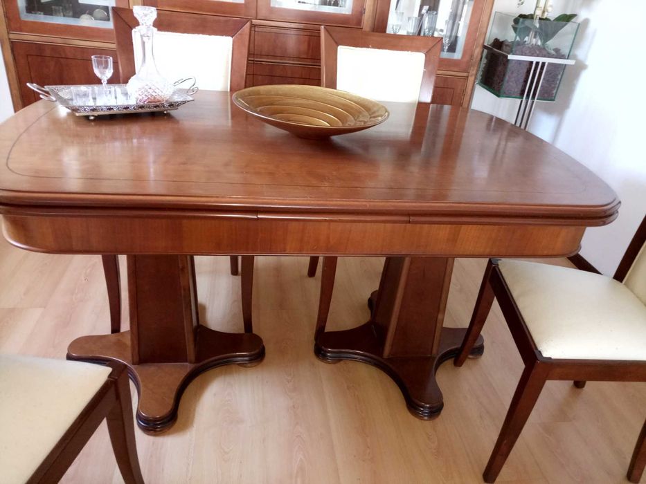 Estante e mesa com cadeiras cerejeira