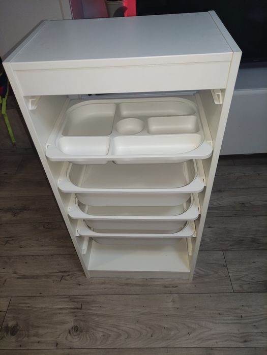Ikea. Regał Trofast w pojemnikami.