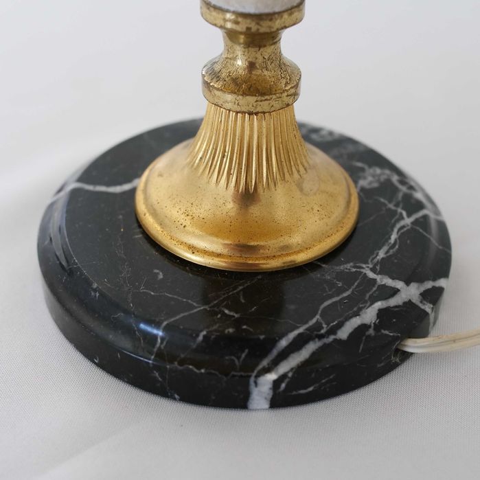 Candeeiro de mesa com base em mármore