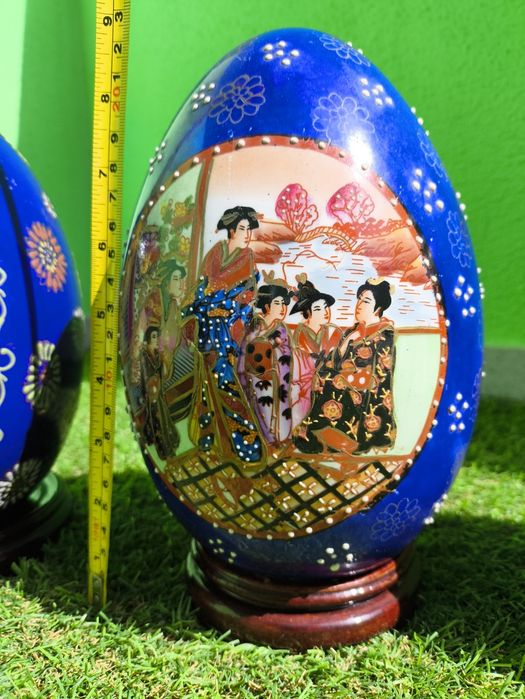 Conjunto de 6 ovos chineses em porcelana com base em madeira