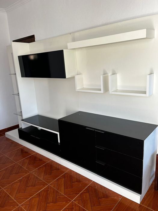 Mesa de jantar - em bom estado, sem cadeiras