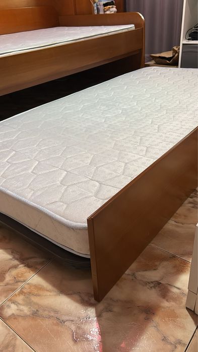 Duas Camas de Solteiro em Madeira com Estante estudio