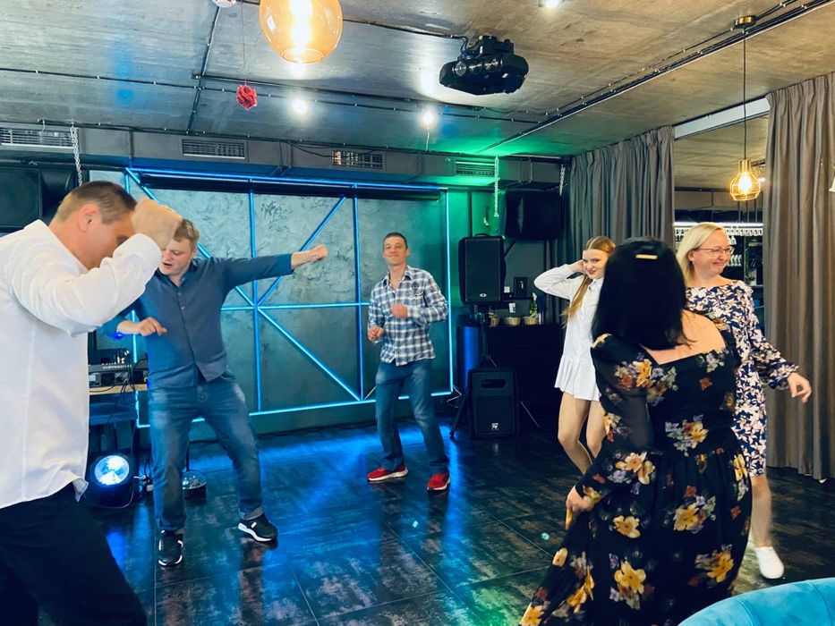 Бюджетно Дiджей, ведуча, жива музика, ведущий