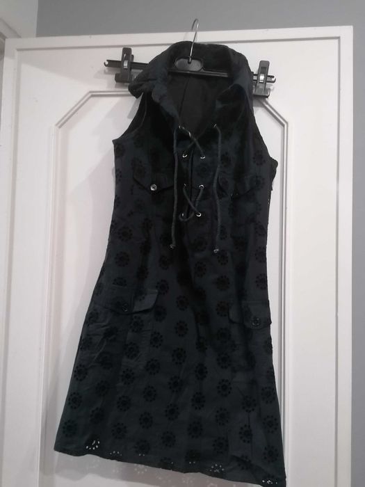 Vestido preto bordado