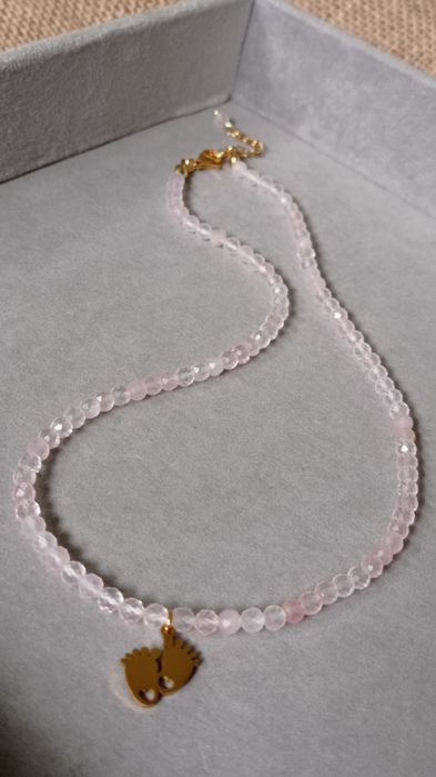 Naszyjnik dla młodej mamy, choker ze złotymi stópkami, prezent na chr