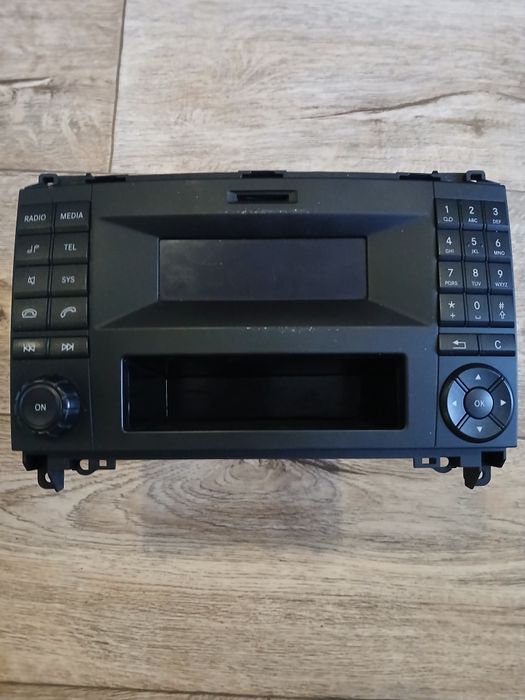 Авто магнитола рабочем состоянии.