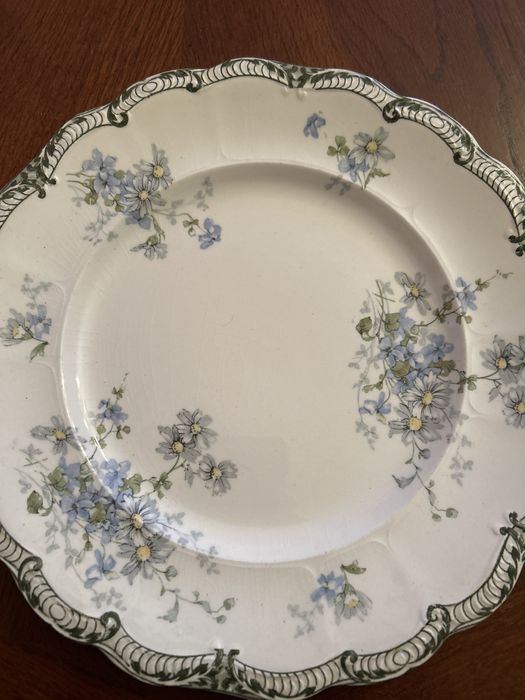 Тарілки привезені з Англії.3 під особу4 більші і 1 миска