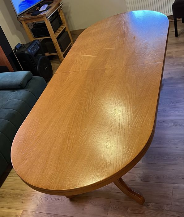 Duży drewniany stół rozkładany