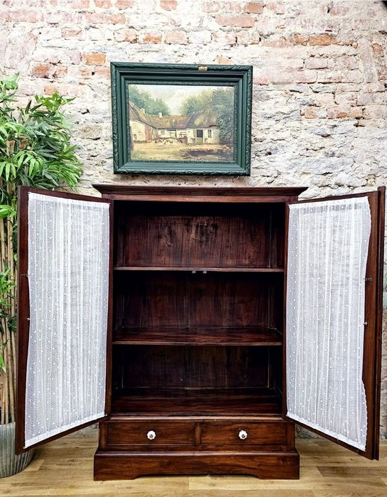 Witryna drewniana niska. Kolonialna. Z szufladami i półkami.