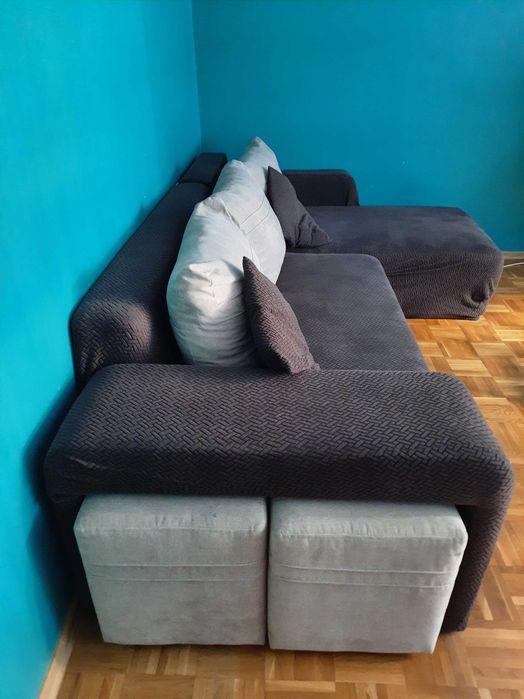 Kanapa narożna z pufami