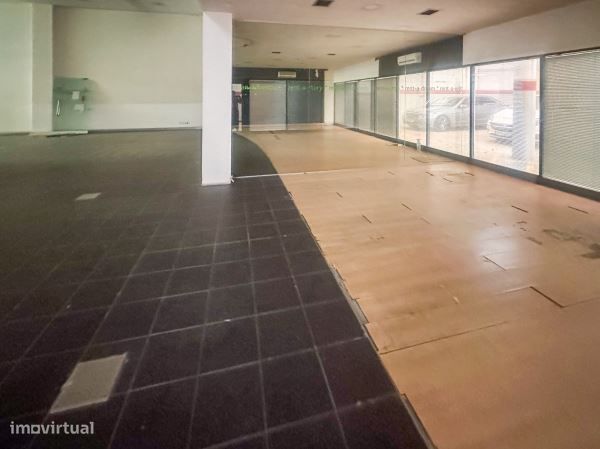 Armazém C/ Licença para Comercio na Av. da República