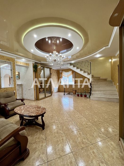 Дом с бассейном в Даче Ковалевского.