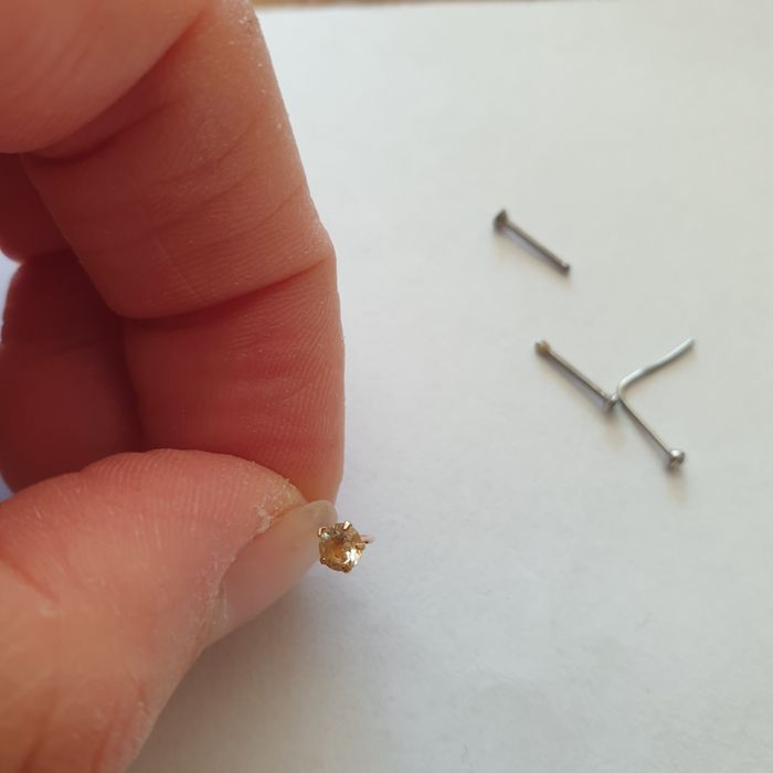 Пирсинг в нос, золото .