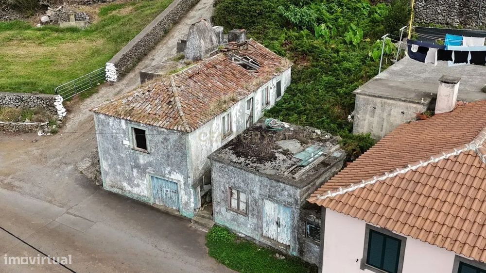 Casa para Recuperar com Vista Mar em São Bartolomeu de Regatos