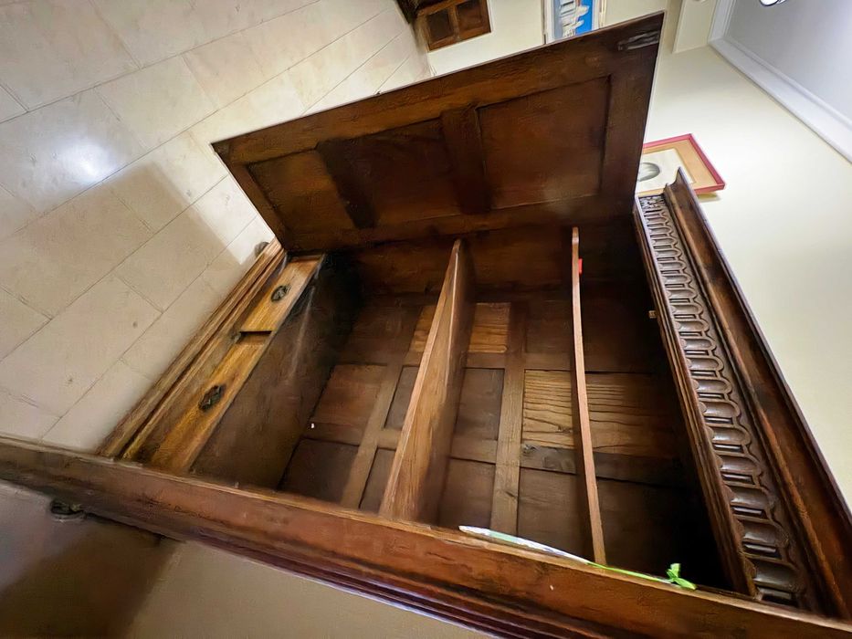 Móvel de arrumação rústico em madeira de castanho maciça