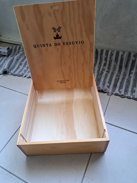 Caixa vinho madeira "Quinta do Vesúvio" nova