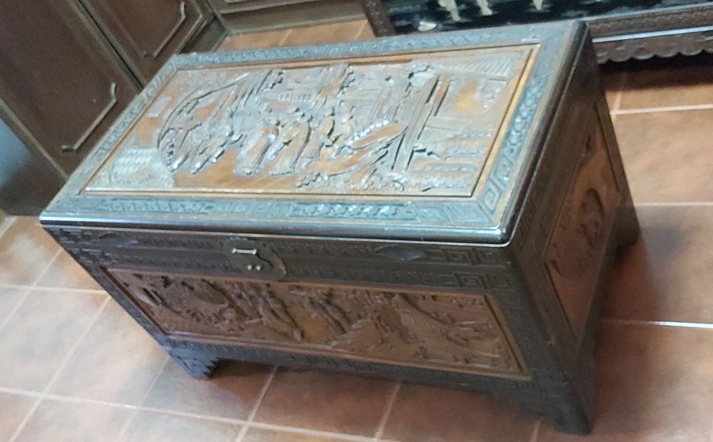 Vendo arca/baú em madeira (cânfora) com gravuras em relevo