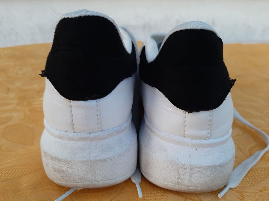 buty sportowe damskie, typu adidasy, białe