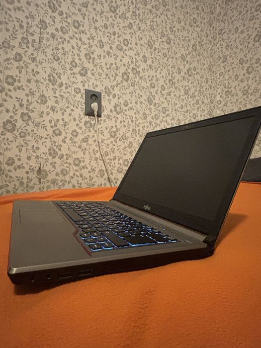 Ноутбук Fujitsu Lifebook E744