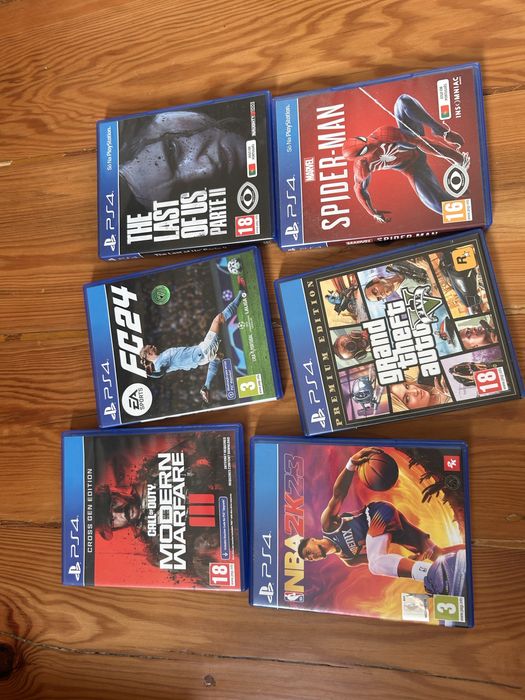 Playstation 4 com 2 comandos e jogos