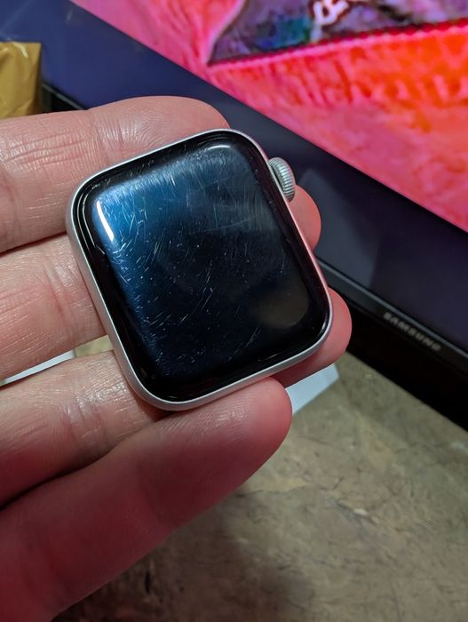 Apple watch SE 40mm GPS LTE  не включається