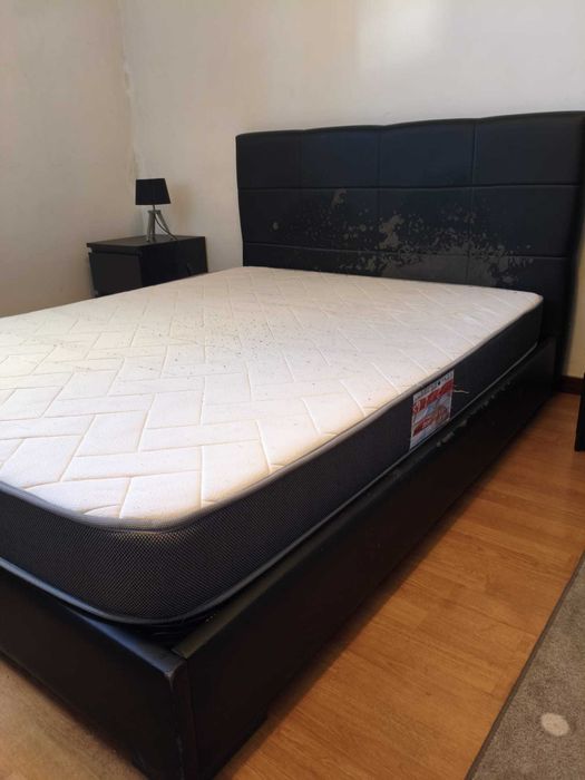 Quarto de casal completo: cama + colchão + cómoda MALM + 2 mesinhas MALM + 2 candeeiros