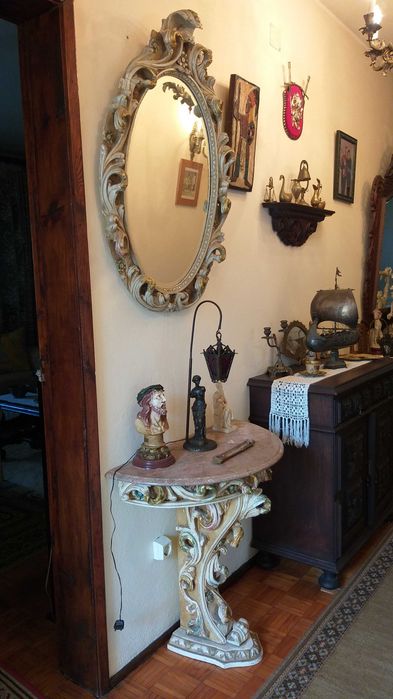 Credência em talha vintage com espelho e cadeira