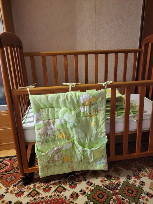 Дитяче дерев’яне ліжечко