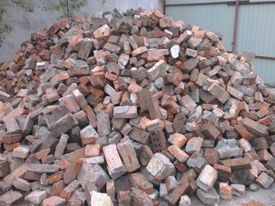 Прийму цегляний бій на підсипку дороги