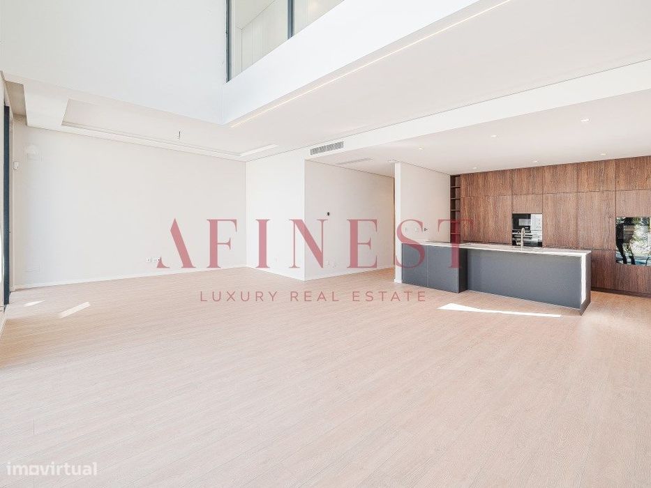 Moradia T4 de Luxo com Rooftop e Vistas Panorâmicas em Cascais