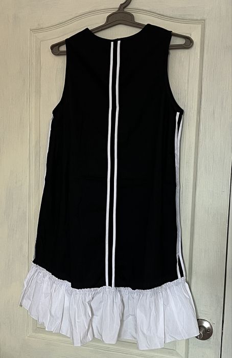 Чорна сукня з білими рюшами