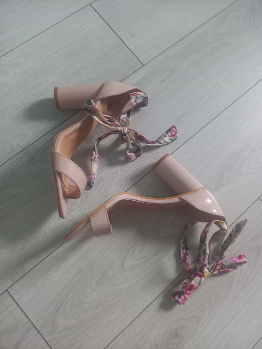 Buty na obcasie słupek szpilki 40 sandały sandałki