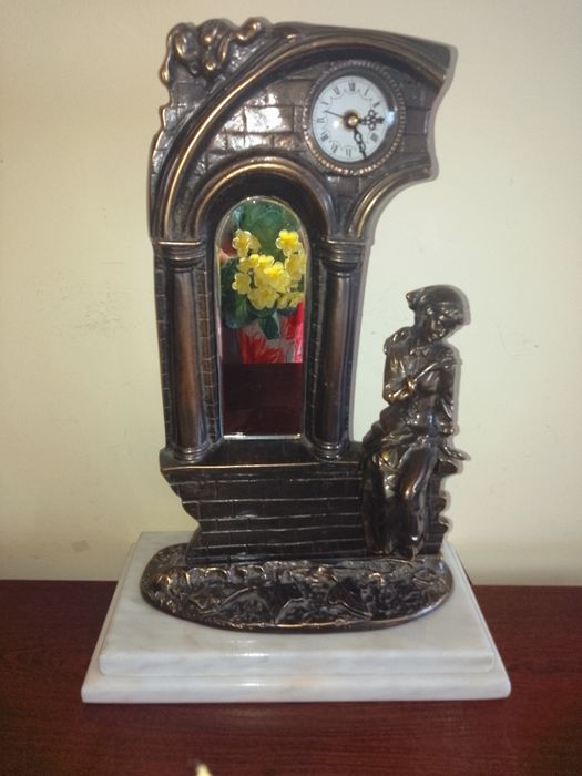 Годинник з бронзи, на мраморі.