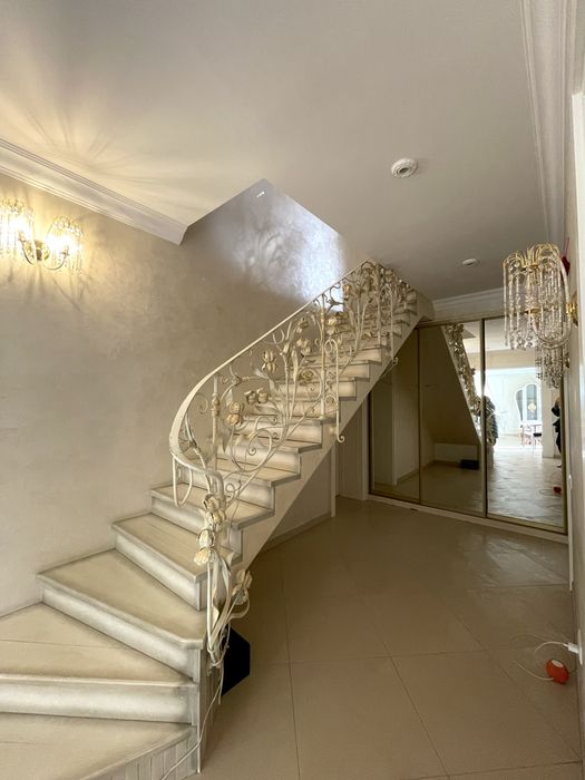 Продаж двох будинків Гуйва