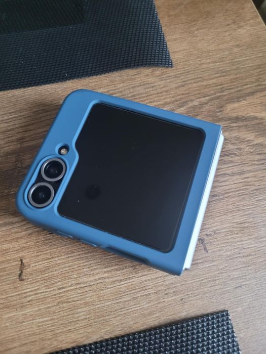 Piękne silikonowe etui do Z flip 6 wyprzedaż
