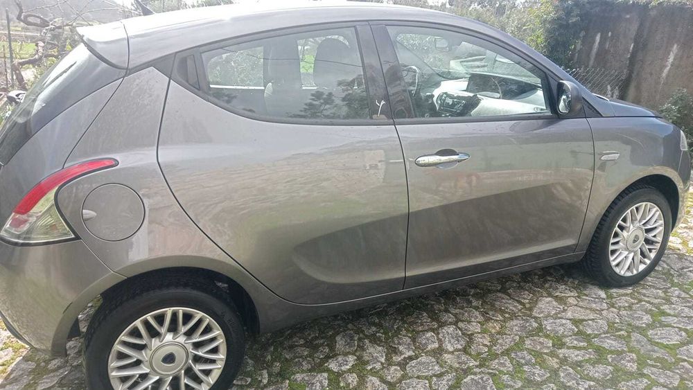 Lância Ypsilon - Elegância Italiana e Económico