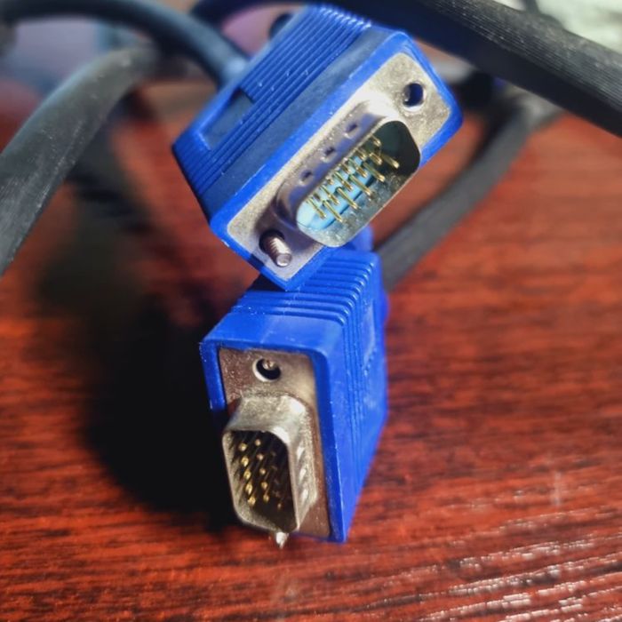 Шнур переходник hdmi и еще есть vga