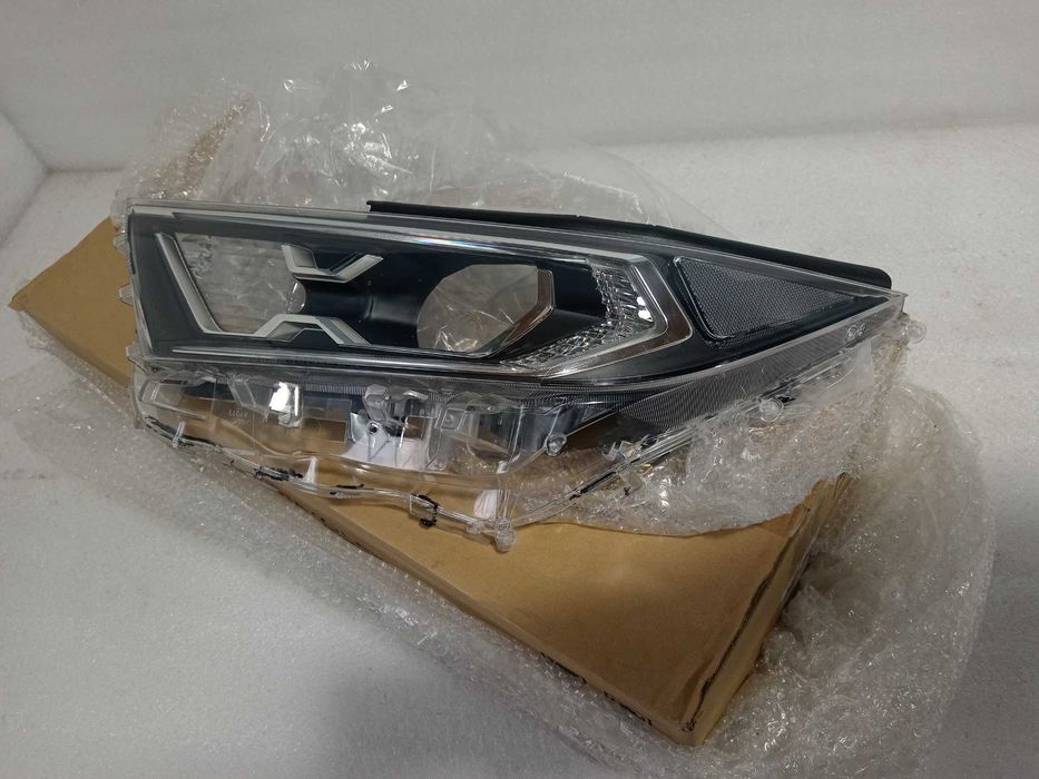 Toyota Rav 4 Стекло фары 8110B42A33 Тойота Рав 4