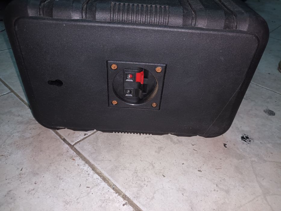 Colunas de som com caixa para automóvel.