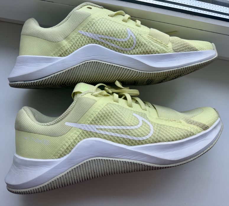 жіночі спортивні кросівки Nike MC Trainer 2 у ніжно-жовтому (лимонному) кольорі