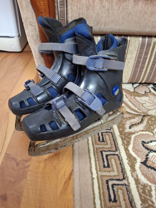 Продам коньки для хокея.