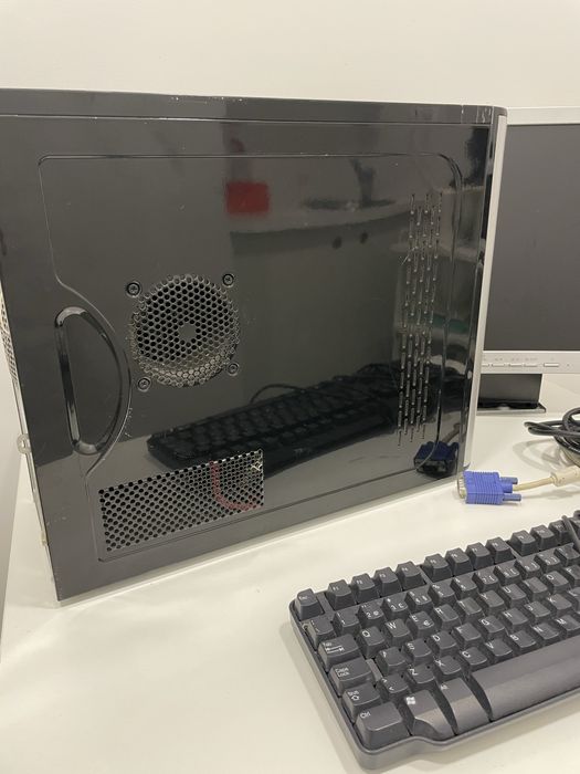 Conjunto de computador, torre e teclado