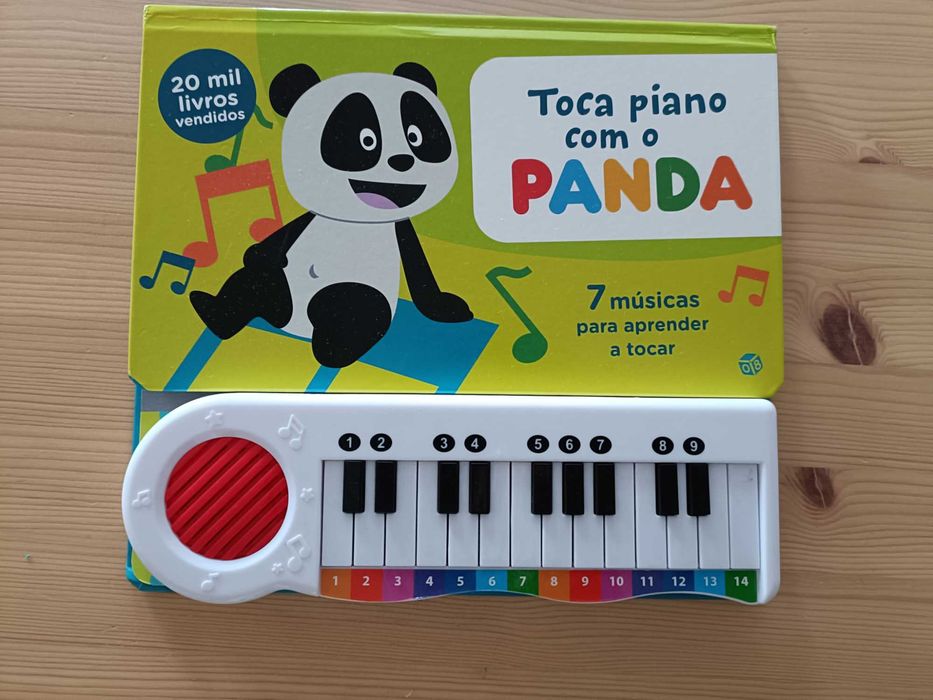 Toca piano com o panda