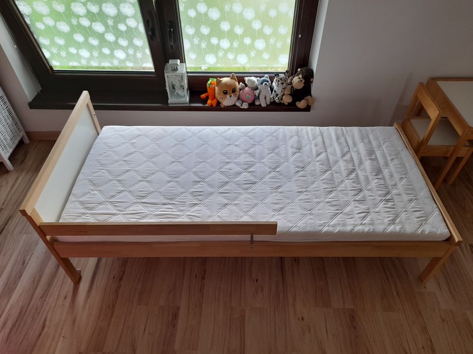 Zestaw mebli dziecięcych łóżko Singlar materac stolik krzesła Latt Ikea