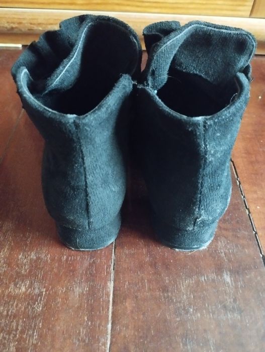 Botas pretas de menina