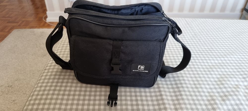 Bolsa preta a tiracolo para máquina fotográfica ou vídeo